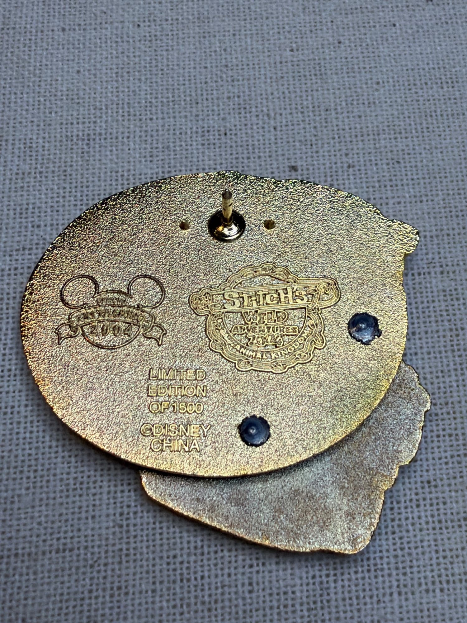 Stitch’s Wild Adventure DinoRama Pin, the back
