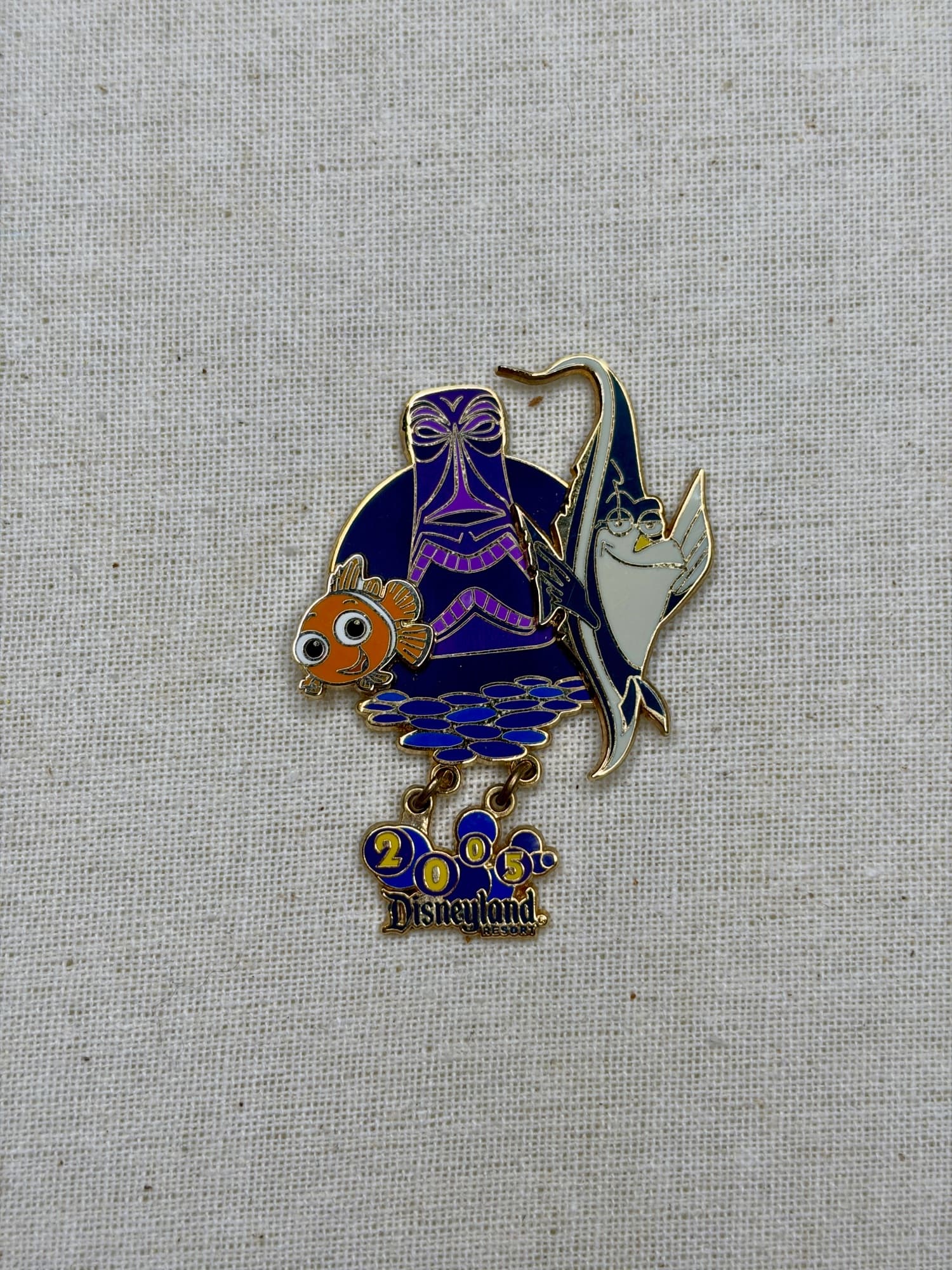 DLR Nemo/Gill Tiki Dangle Pin, the front