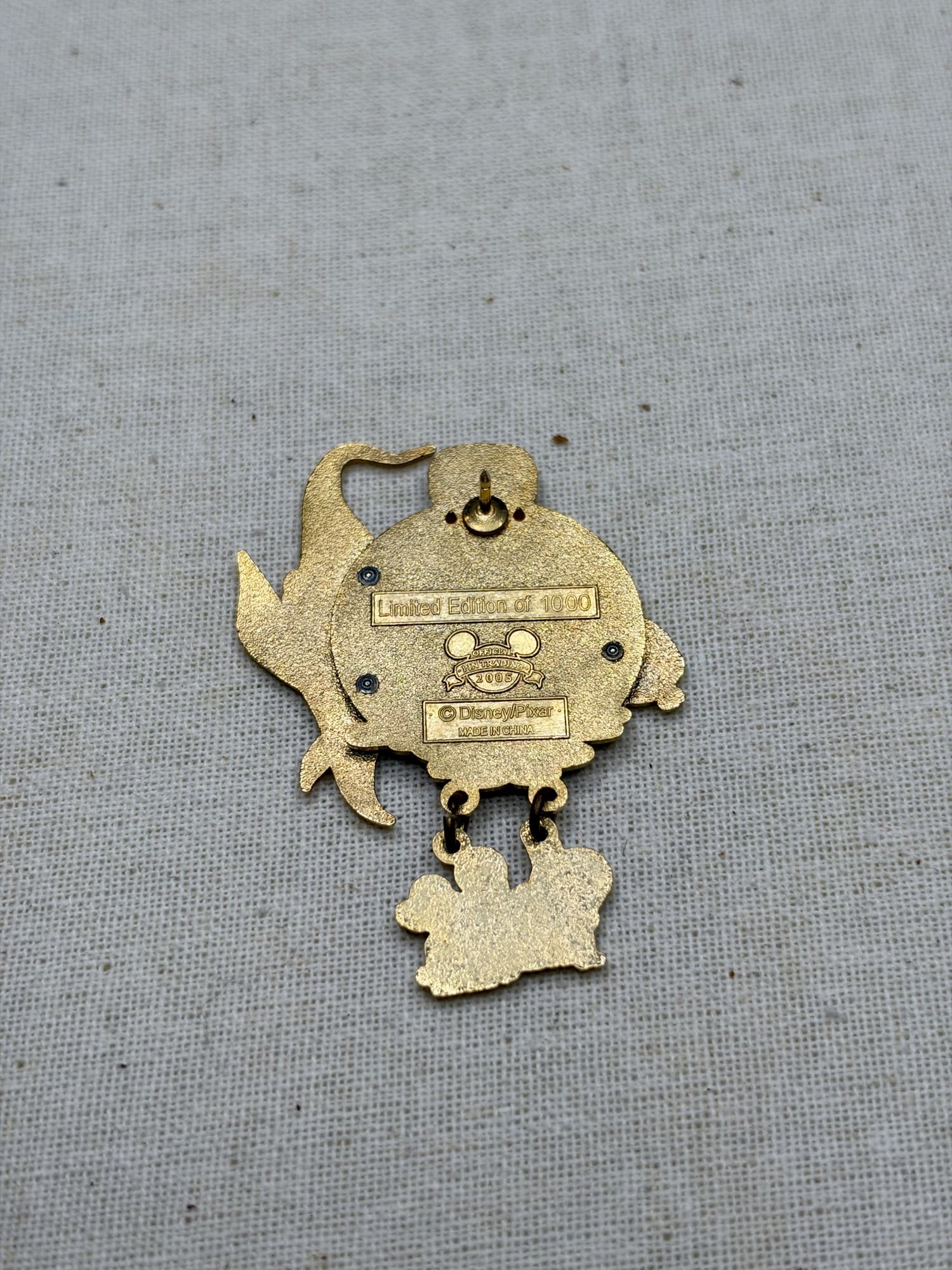 DLR Nemo/Gill Tiki Dangle Pin, the back
