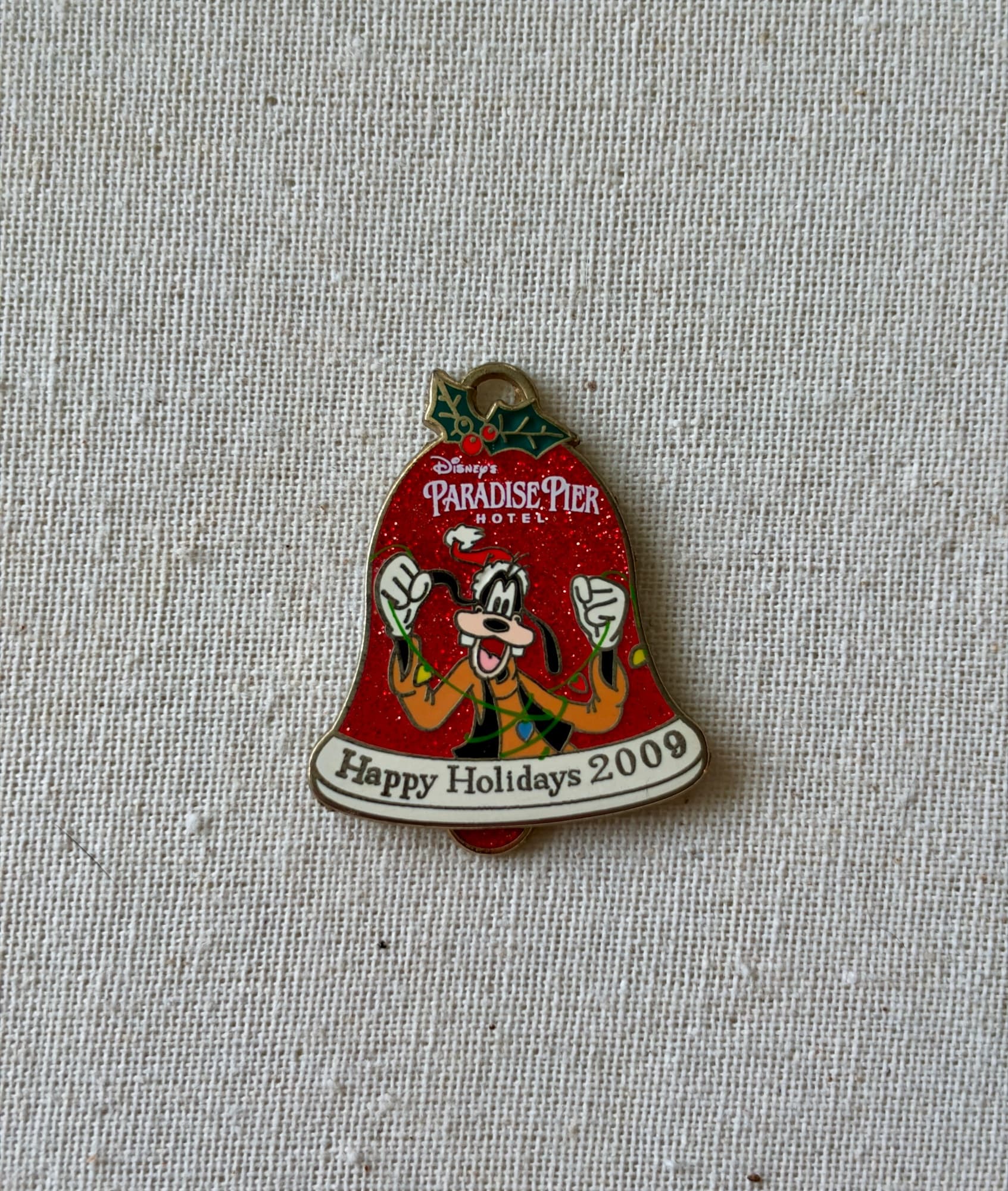 Goofy Paradise Pier Holiday Pin - AP Stamp, the front