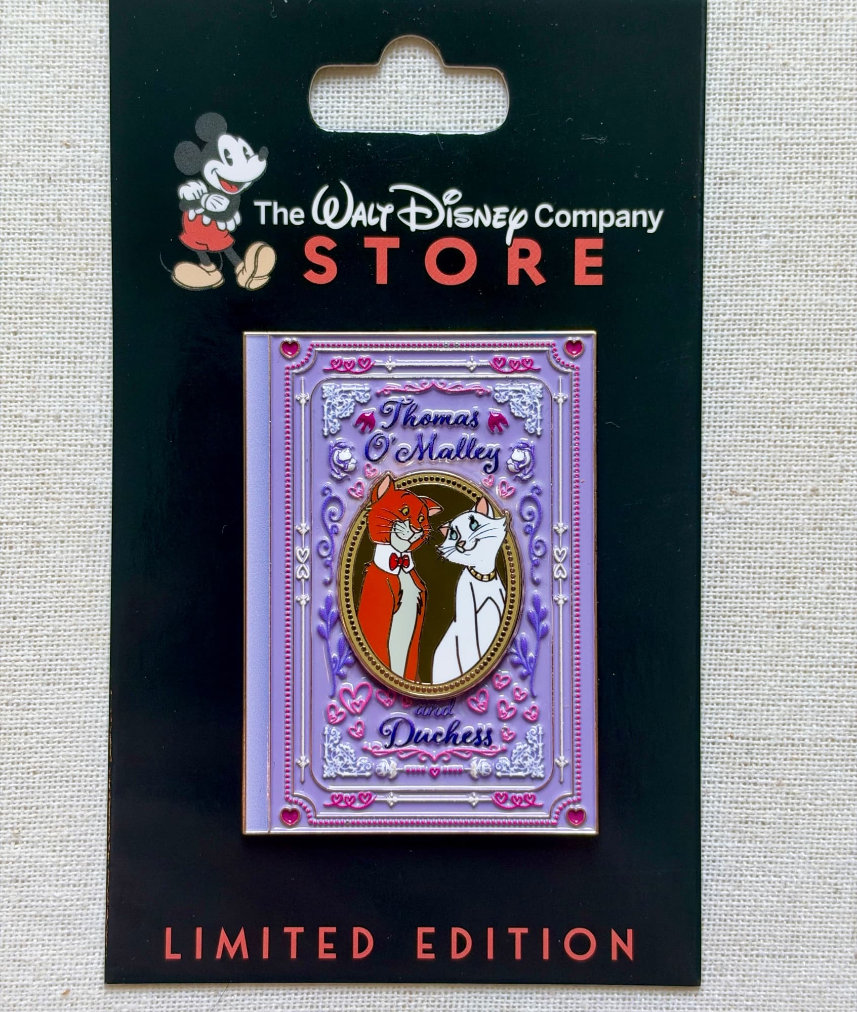 WDCS Aristocats Pin - Thomas O’ Malley & Duchess, the front