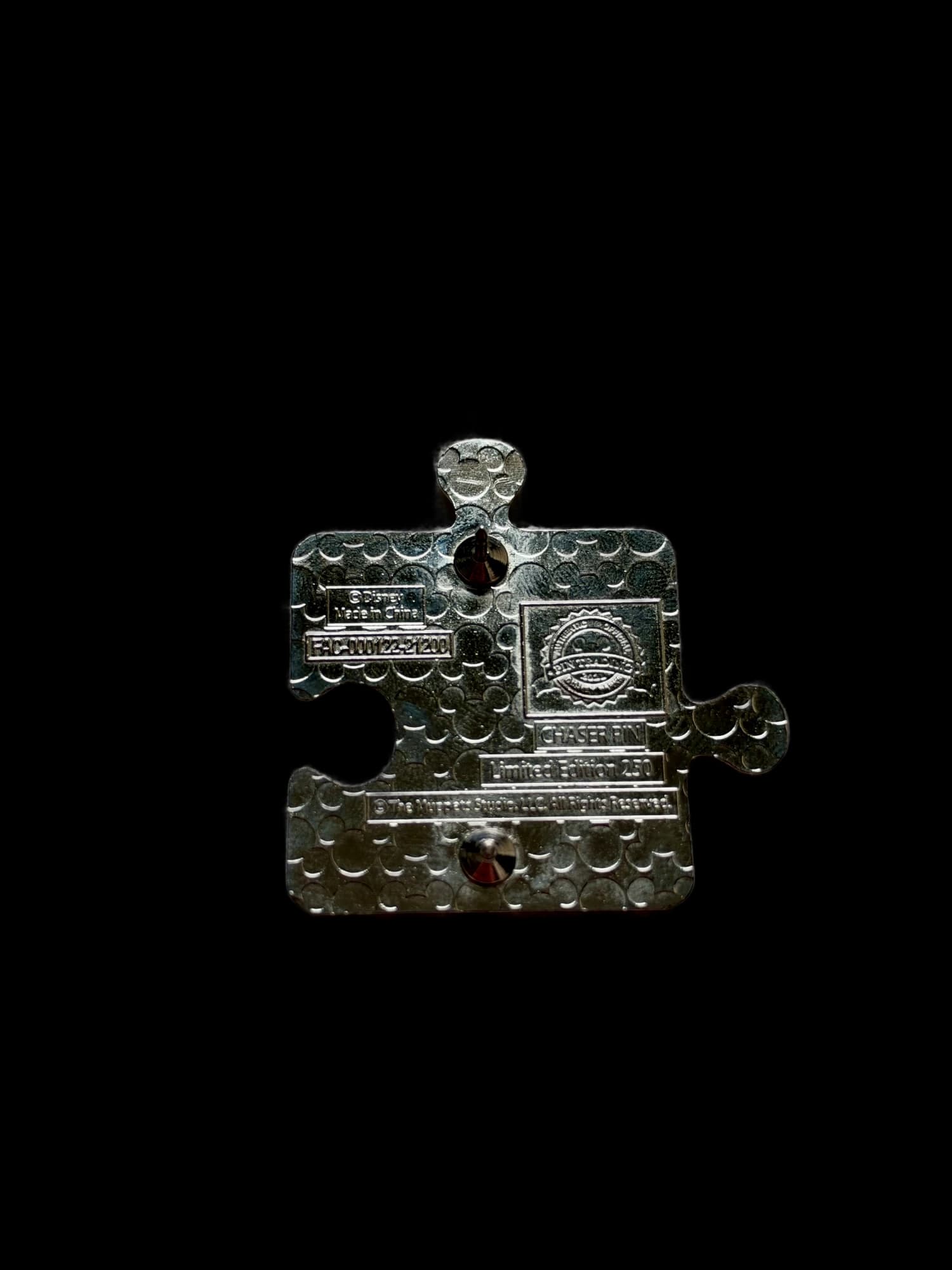 Character Connection Puzzle Pin - Mrs Piggy Chaser, the back