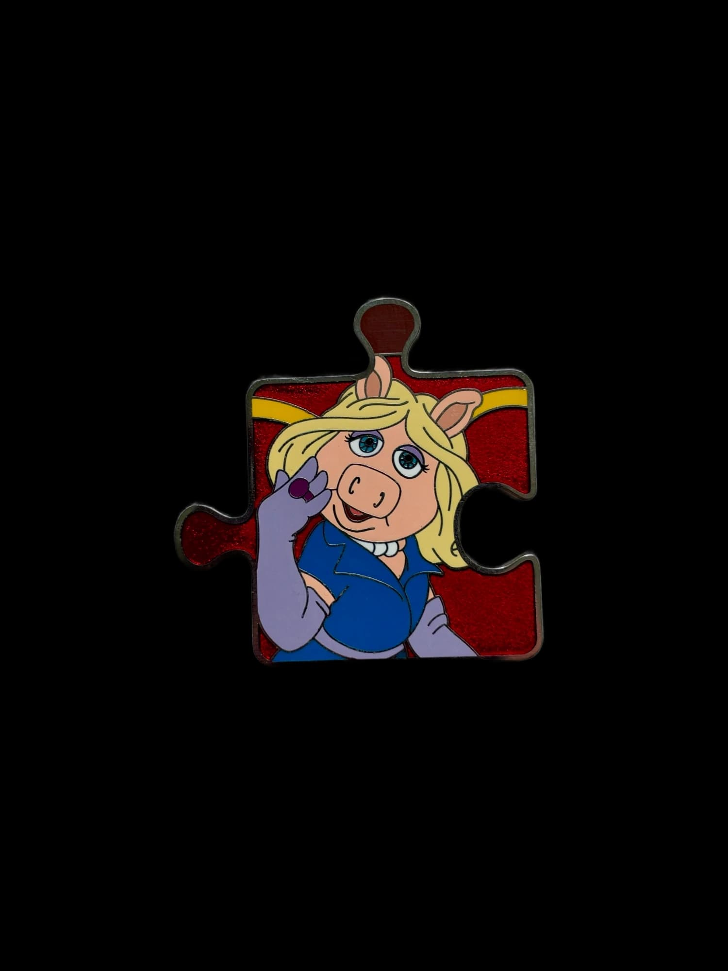 Character Connection Puzzle Pin - Mrs Piggy Chaser, the front