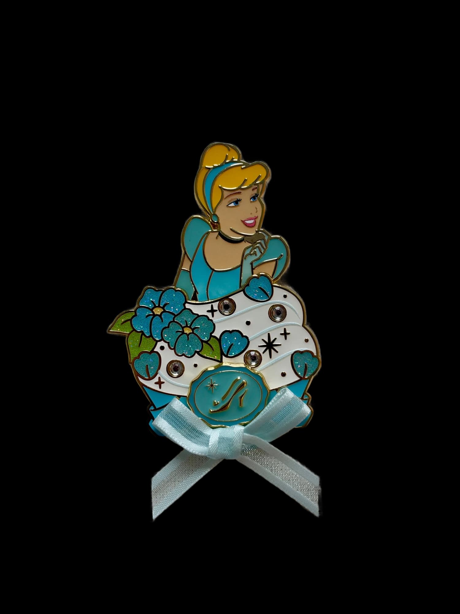 HKDL Magic Prize Princess Cupcake Pin - Cinderella, the front