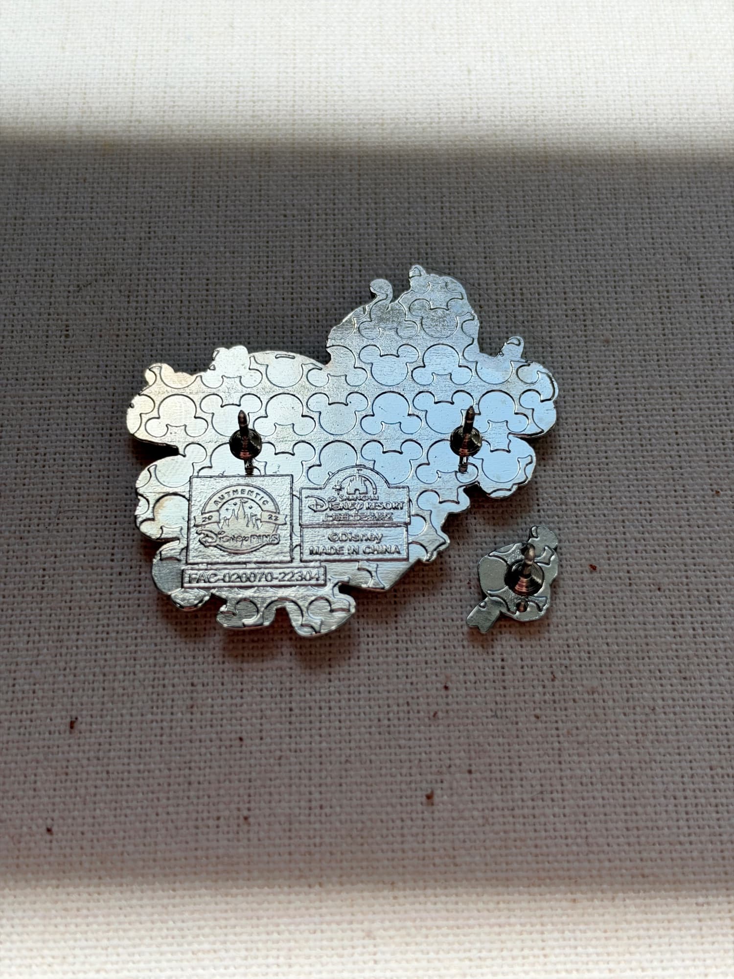 SDR Chip & Dale Spring Day Pin, the back